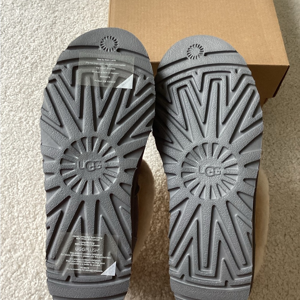 UGG Gray and Cream Women's Slippers (PRICEDROP) - Picture 4 of 10